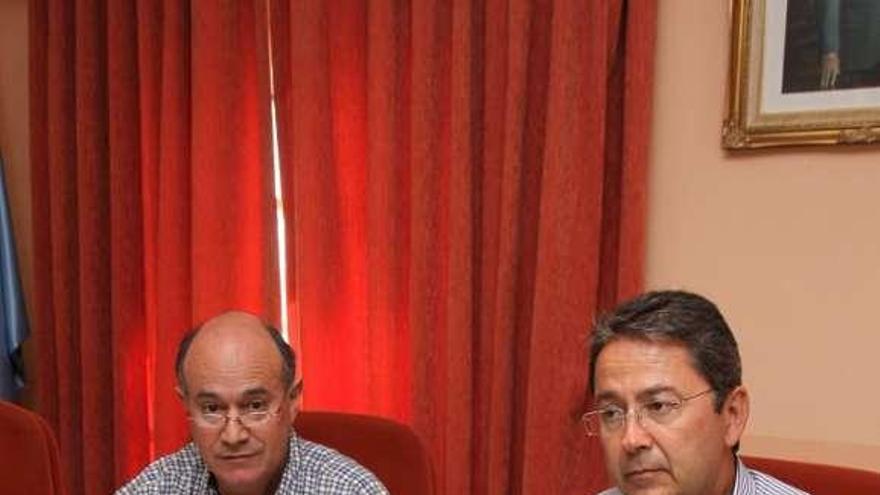 El concejal, Carlos Otero, y el alcalde, Miguel Pérez.  //  Muñiz