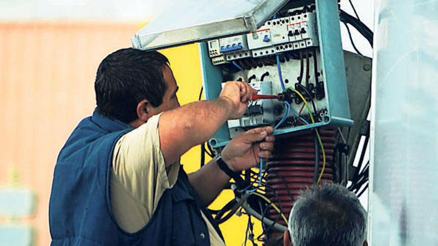 Un electricista realiza una reparación en un cuadro eléctrico.  // Iñaki Abella