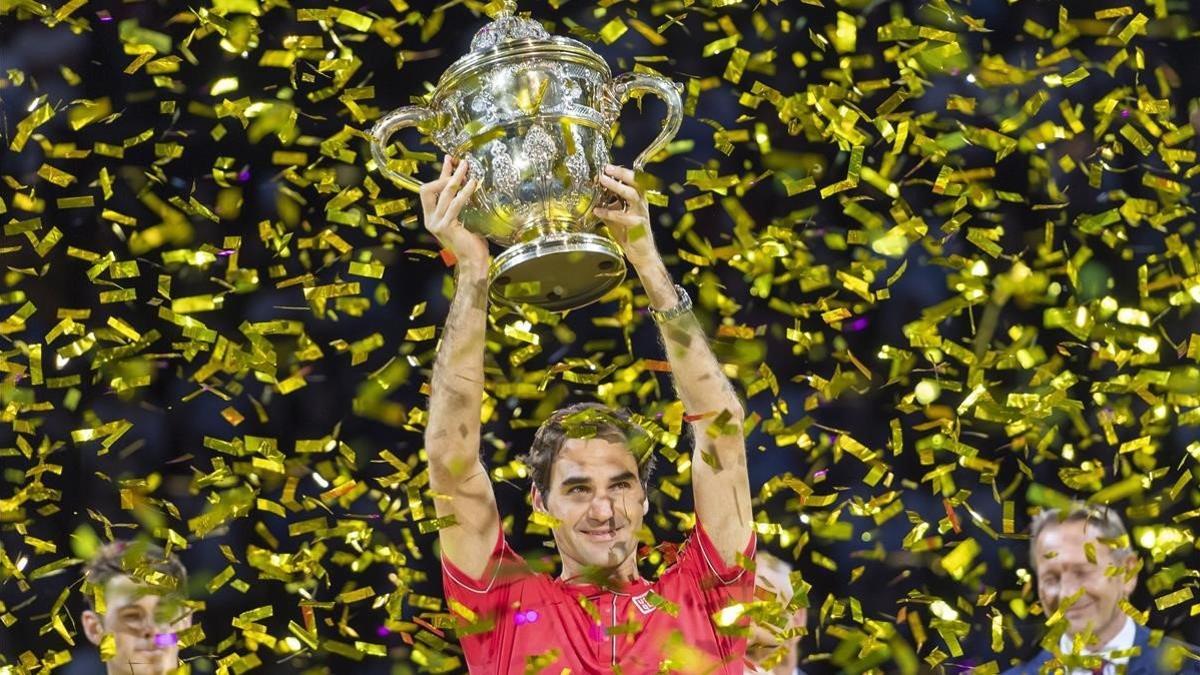 Federer, con la copa de Basilea.