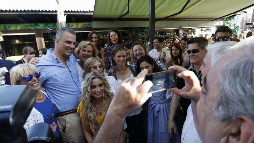 Javier Ortega Smith posa para una foto a la entrada del local hostelero de Gijón en el que participó en un encuentro con jóvenes de la gira &quot;Cañas por España&quot;.