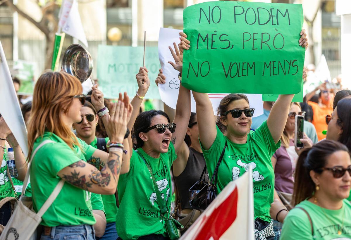 Las calles de Alicante se tiñen de verde por la manifestación de profesores el primer día de huelga de educación