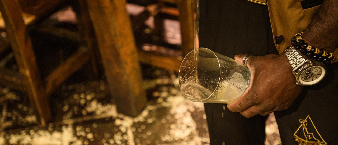 La sidra, cayendo en el vaso, en un escanciado de Salvador Ondó.