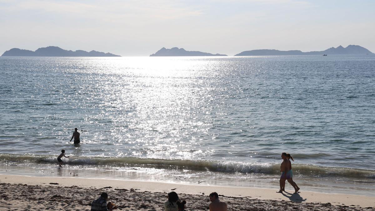Vista de las Islas Cíes desde la playa de Samil.