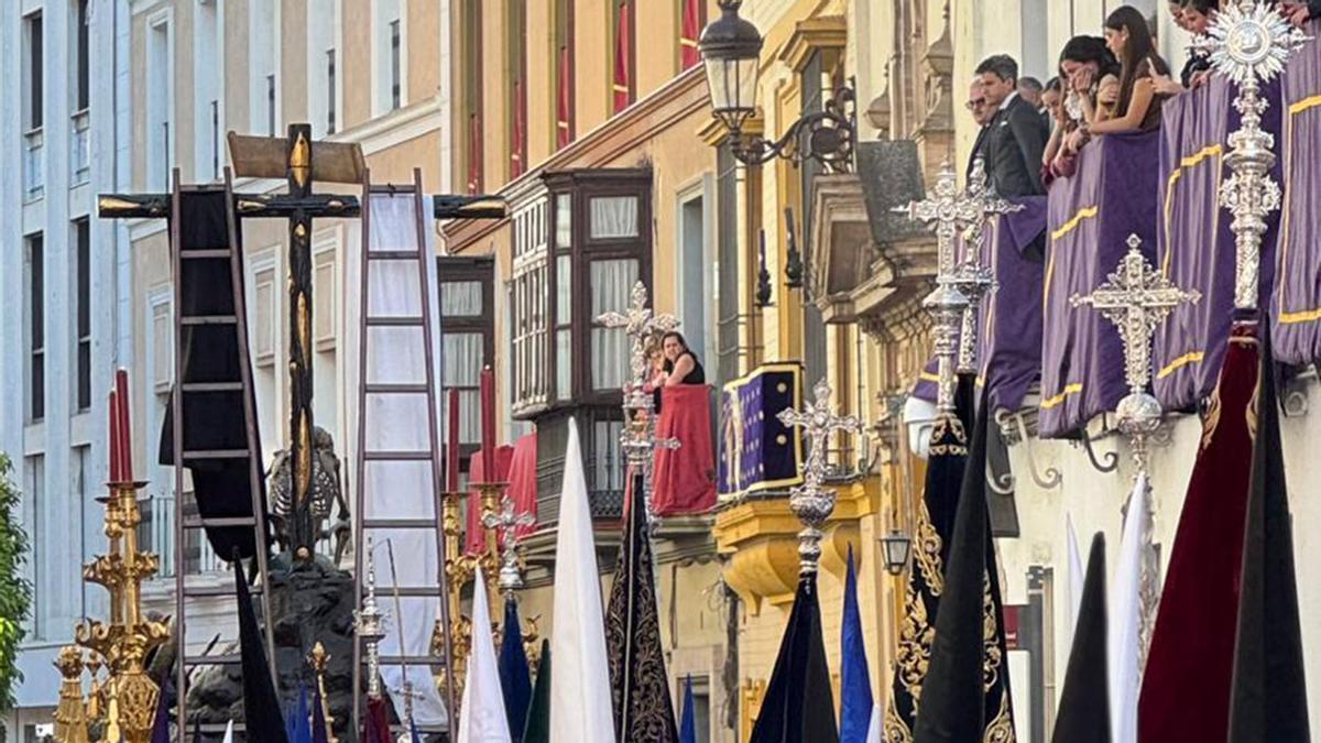 Vídeo | Así ha sido la salida de la Hermandad del Santo Entierro desde el templo de San Gregorio