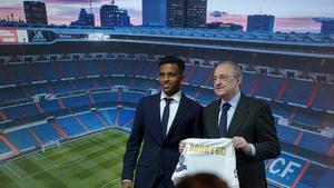 Rodrygo, junto a Florentino Pérez, en la presentación del futbolista como nuevo jugador del Real Madrid.