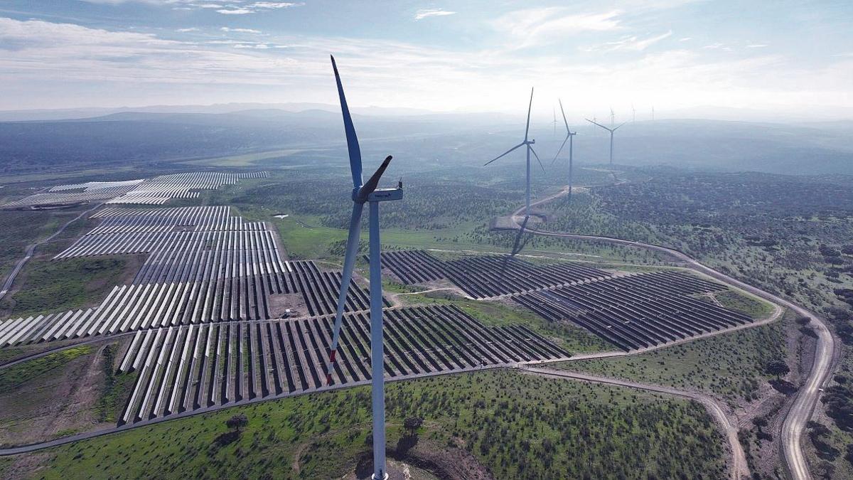 Planta fotovoltaica Puerta del Jerte y parque eólico Merengue, de la compañía Naturgy.