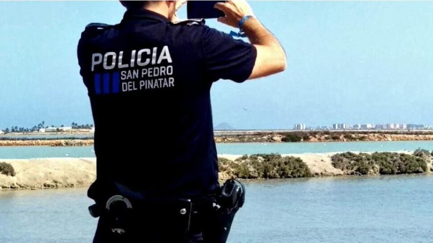 Un agente vigila el entorno de las salinas de San Pedro del Pinatar.