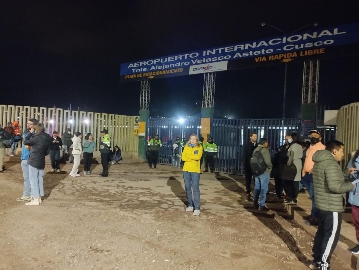 Vera, junto a la entrada del aeropuerto de Cuzco con las puertas cerrasas y custodiadas por la policía.