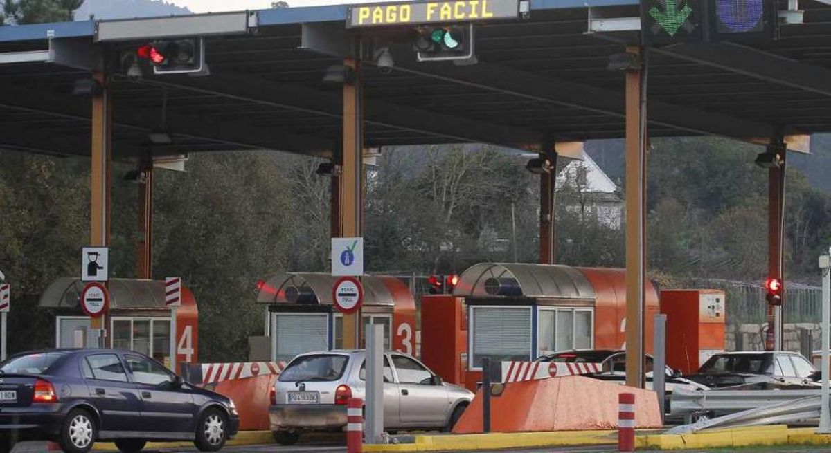 Confusión y colas en el peaje de la AG-57 en Baiona al implantarse el pago automático