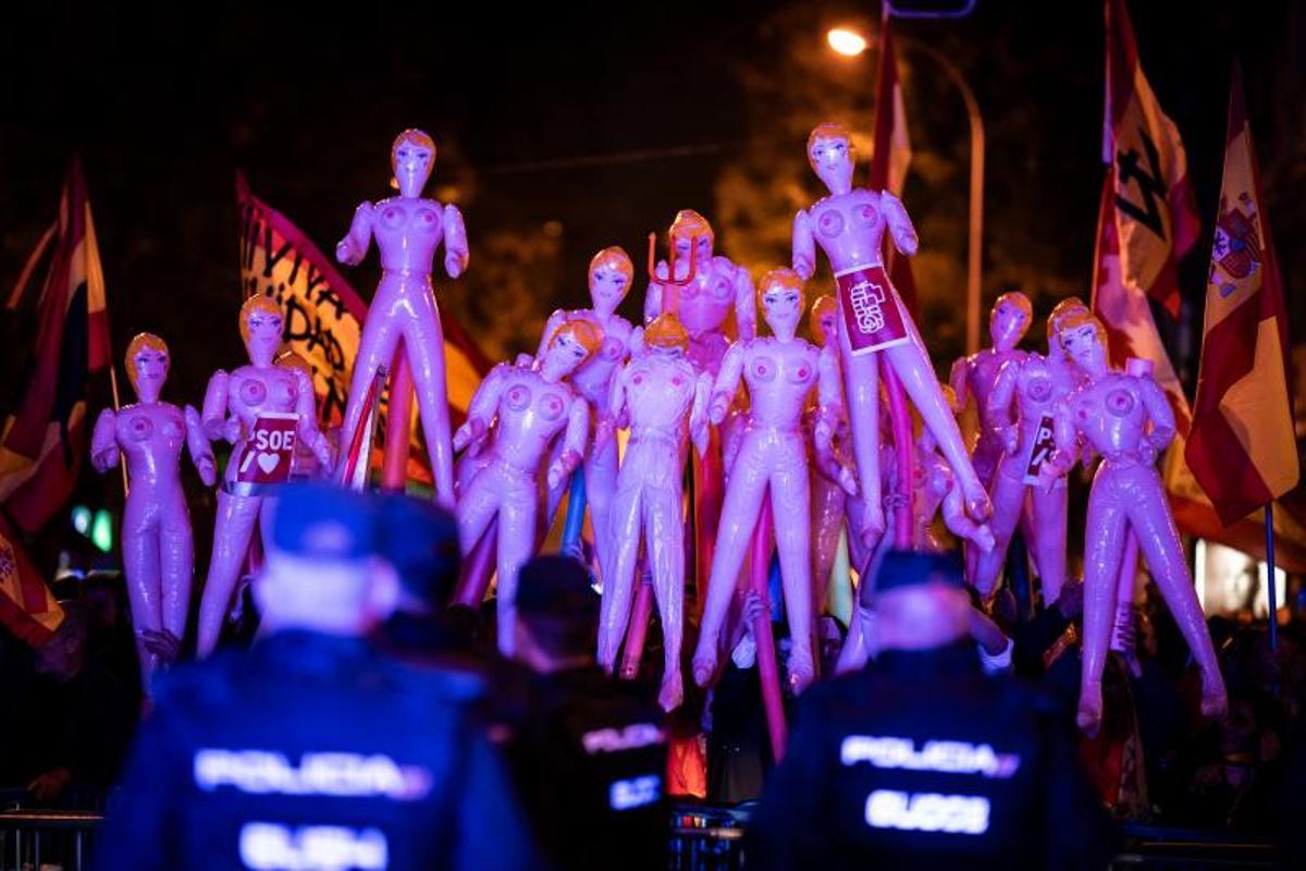 Muñecas hinchables en la manifestación ultra