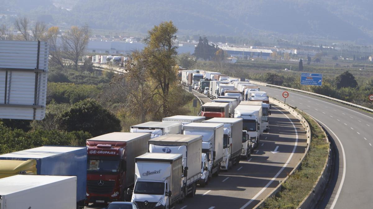 Accidente en la A-7: gran atasco al arder un camión de pintura en Alberic.