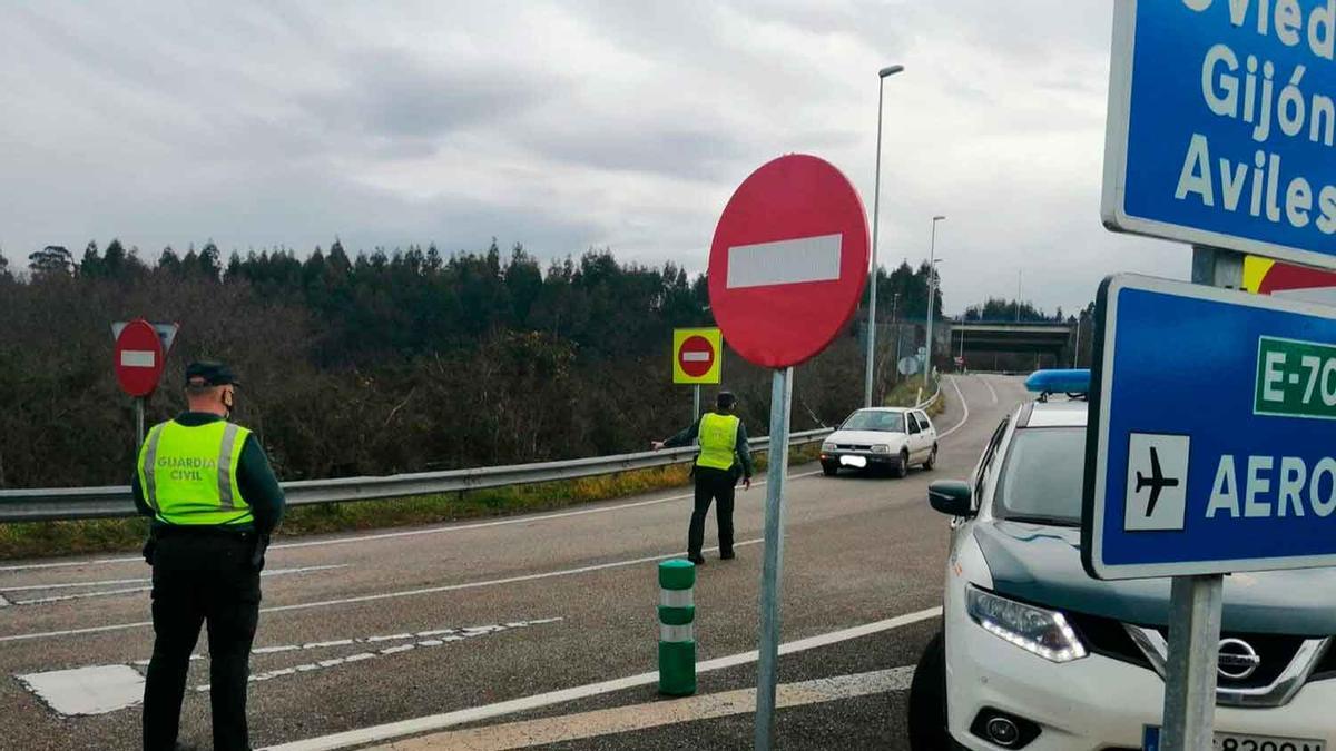 Multado por 200 euros y pérdida de cuatro puntos por no pisar a tiempo el freno: la foto de la Guardia Civil que está llegando a miles de conductores asturianos