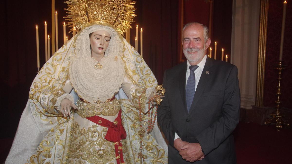 José Carlos Garín, en San Julián, este martes junto a la imagen de la Reina de los Cielos, en culto.