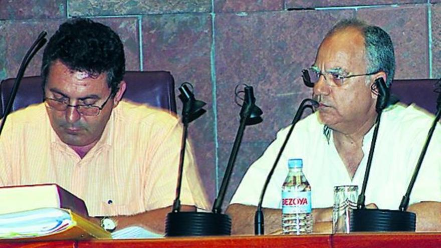 Casimiro Curbelo (d), junto a Santiago Martín, durante el pleno de ayer.