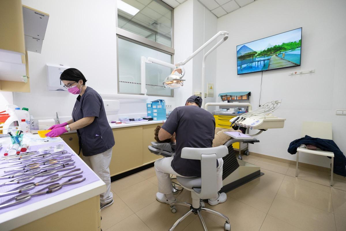 La Clínica Dental Mayans cuenta con un equipo de 10 odontólogos.