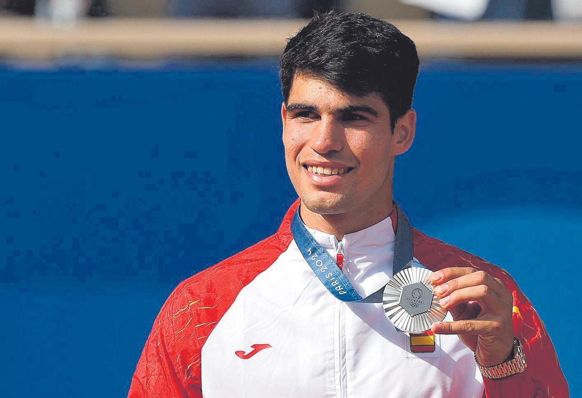 Carlos Alcaraz, con la medalla de plata olímpica conquistada el pasado verano en los Juegos de París.