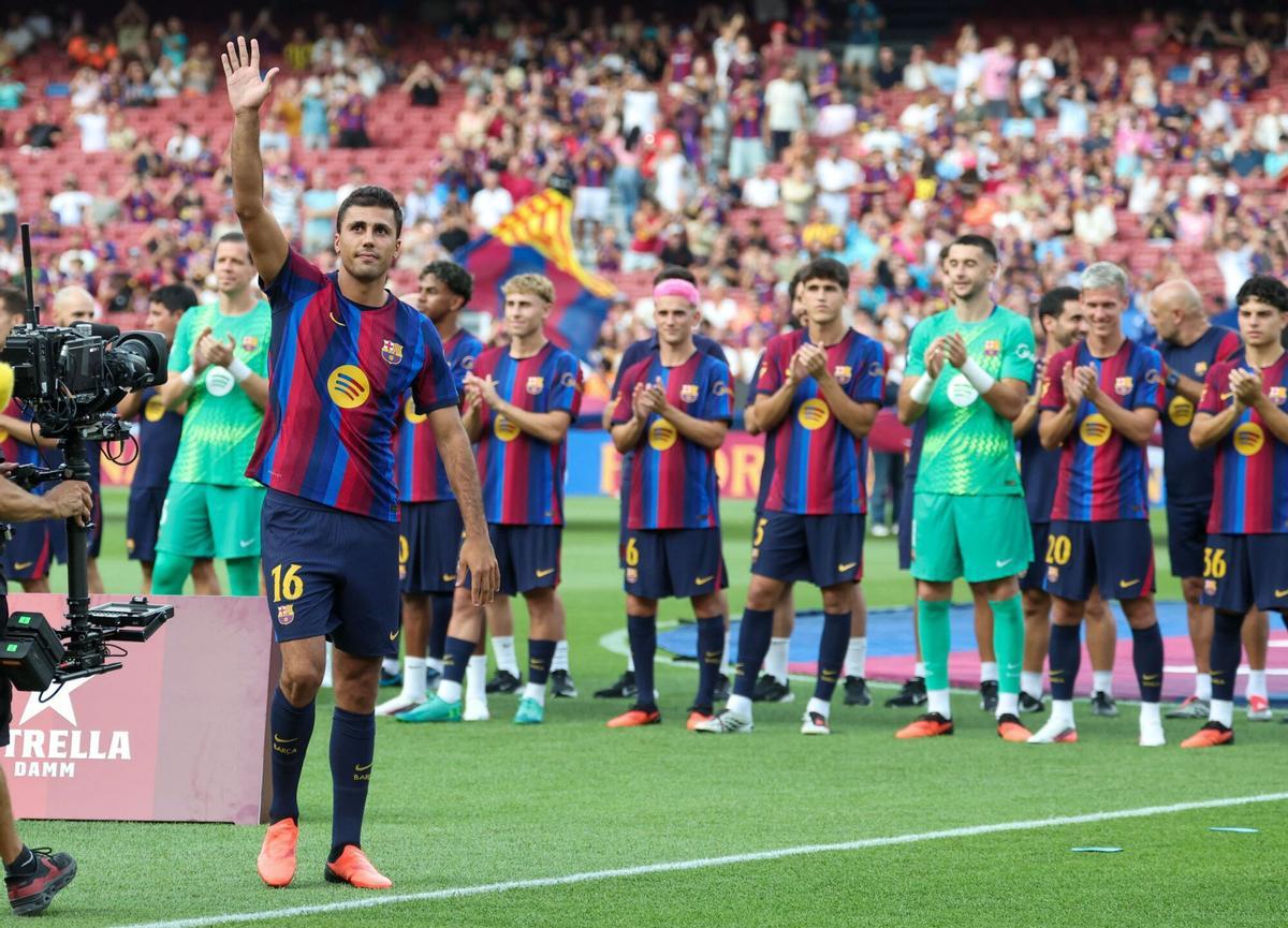 Rodri saluda al público del Camp Nou, con el resto de la plantilla de fondo.