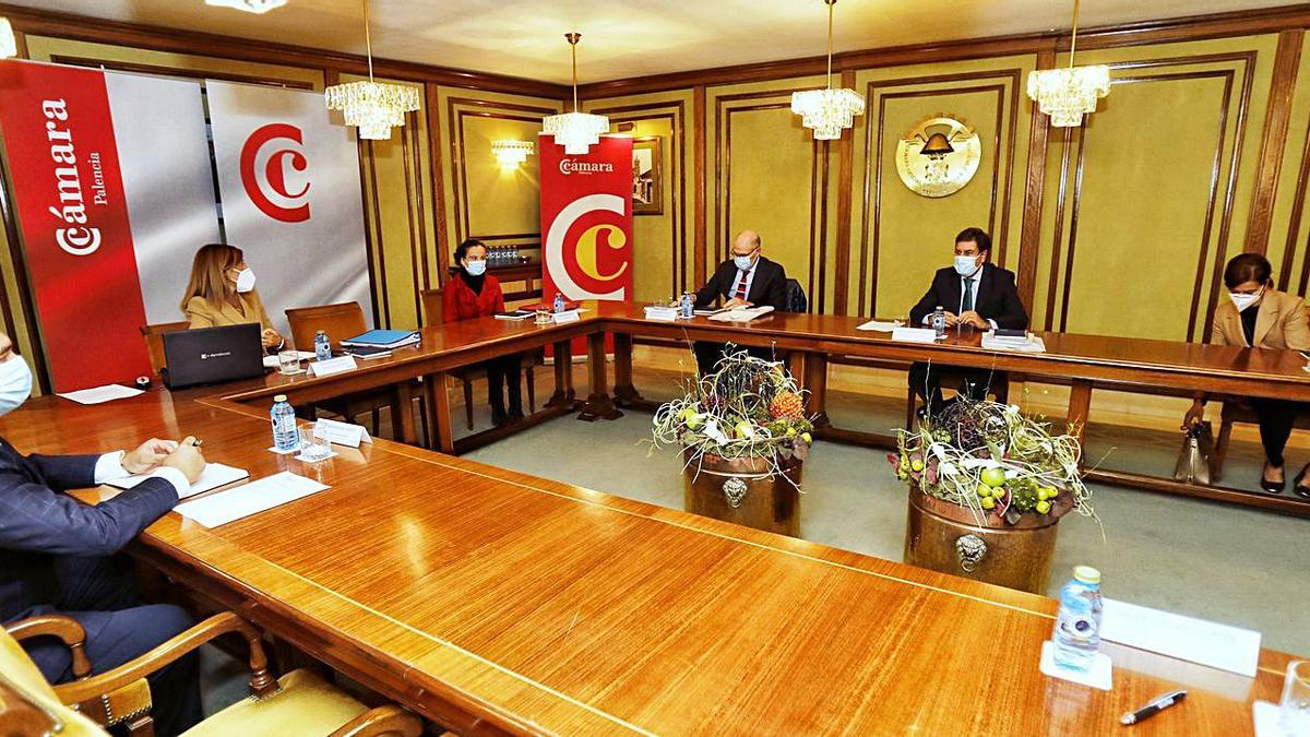 Reunión ayer en Palencia de miembros de la Cámara de Comercio con el consejero Fernández Carriedo. |