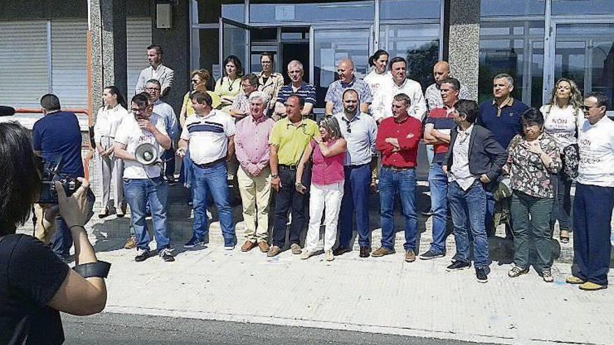 Municipios de la zona de As Pontes, en contra del cierre del colegio Monte Caxado