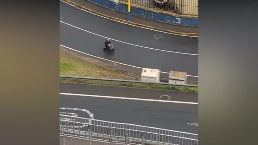 Circula por una vía de 50 km/h en una silla eléctrica que alcanza los 6 km/h, en A Coruña