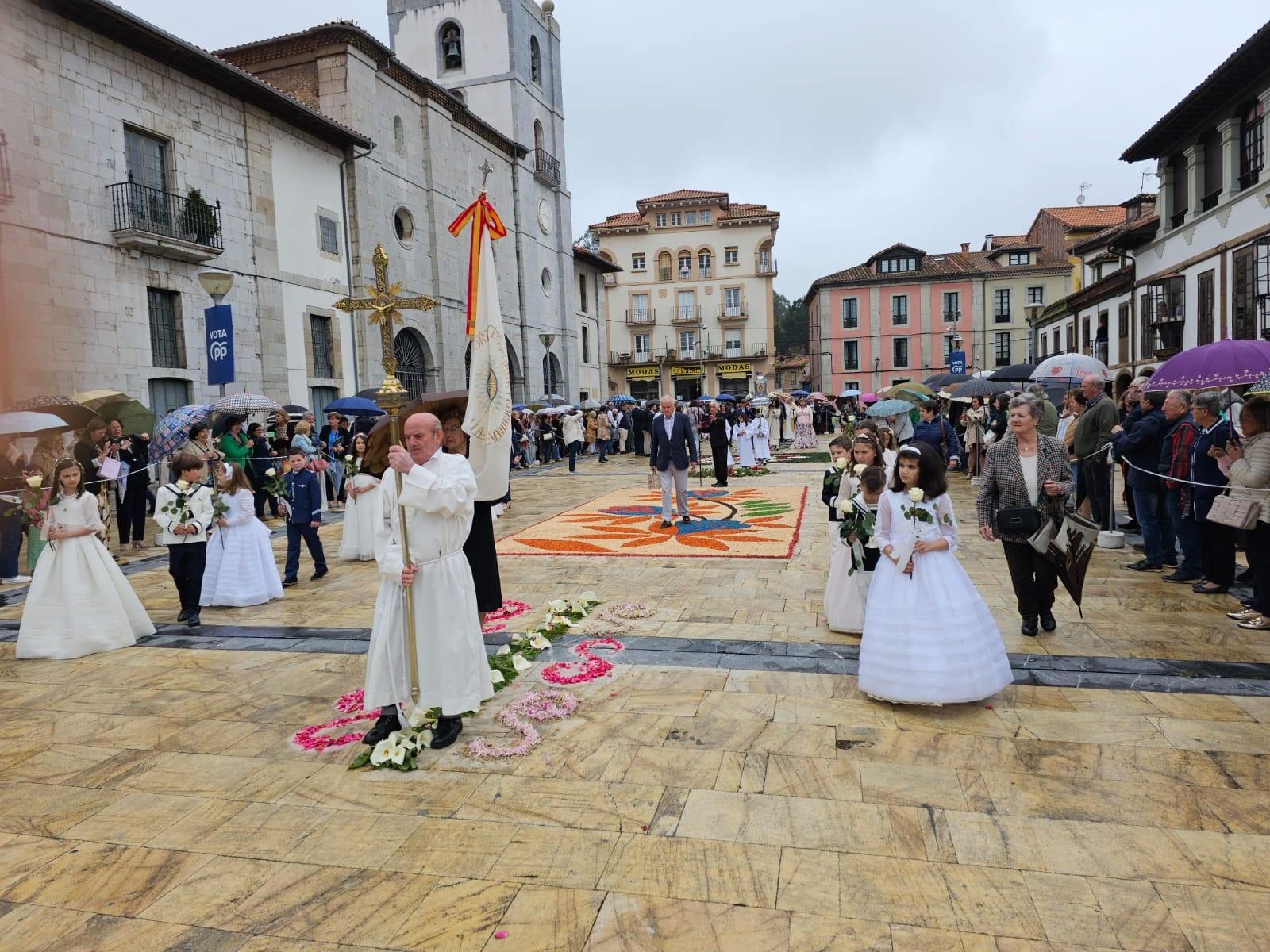 Pravia disfrutó del Corpus: así fue la colorida procesión