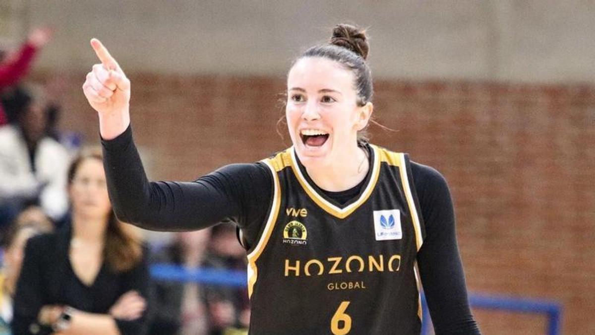 Aina Ayuso celebra una canasta en el partido ante el Spar Girona