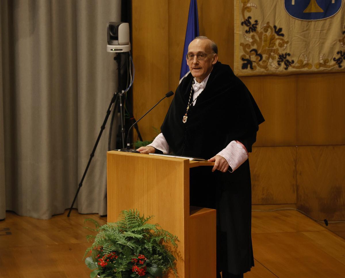 El rector, durante su discurso.