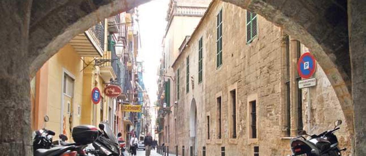 El característico arco de acceso a la calle del Mar desde la plaza de la Reina.