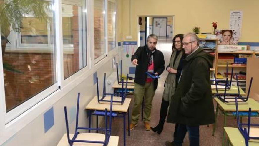 Visita de la alcaldesa al colegio tras la obra.