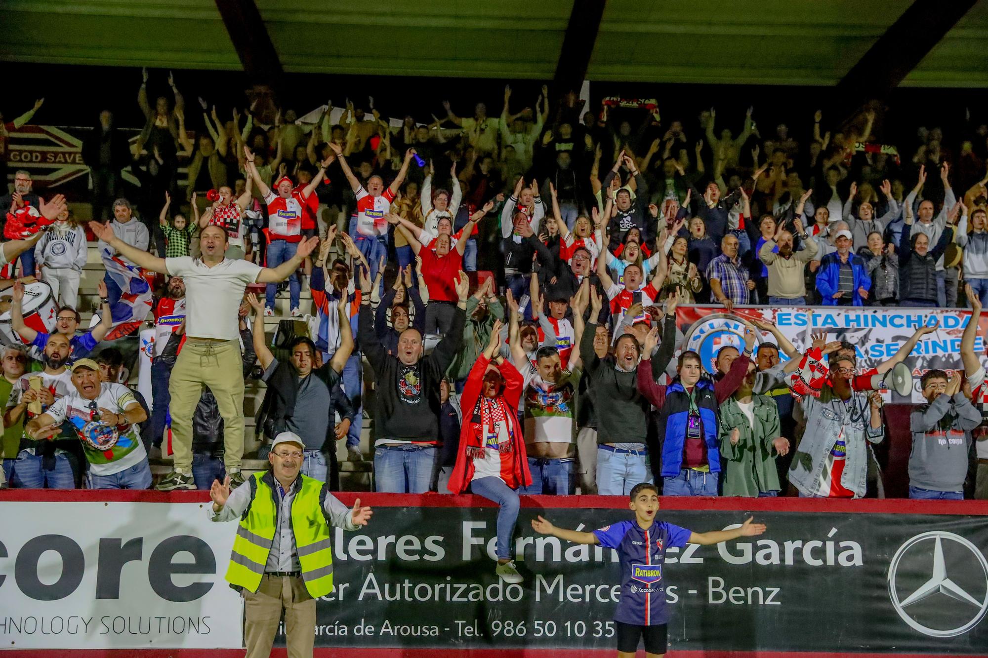 A Lomba vive una fiesta del fútbol con final feliz para el Arosa ante la UD Ourense (3-0)