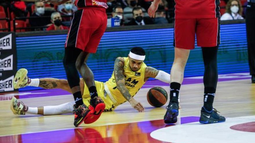 Jordan Davis, del UCAM Murcia, en el suelo durante un momento del partido.  | ACB PHOTO /E.CASAS