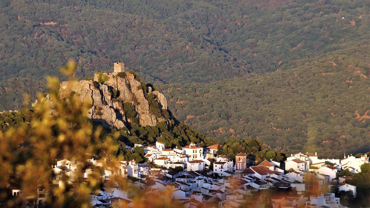 El Castillo del Águila domina Gaucín desde lo alto del risco, ofreciendo una de las vistas más espectaculares de la Serranía de Ronda