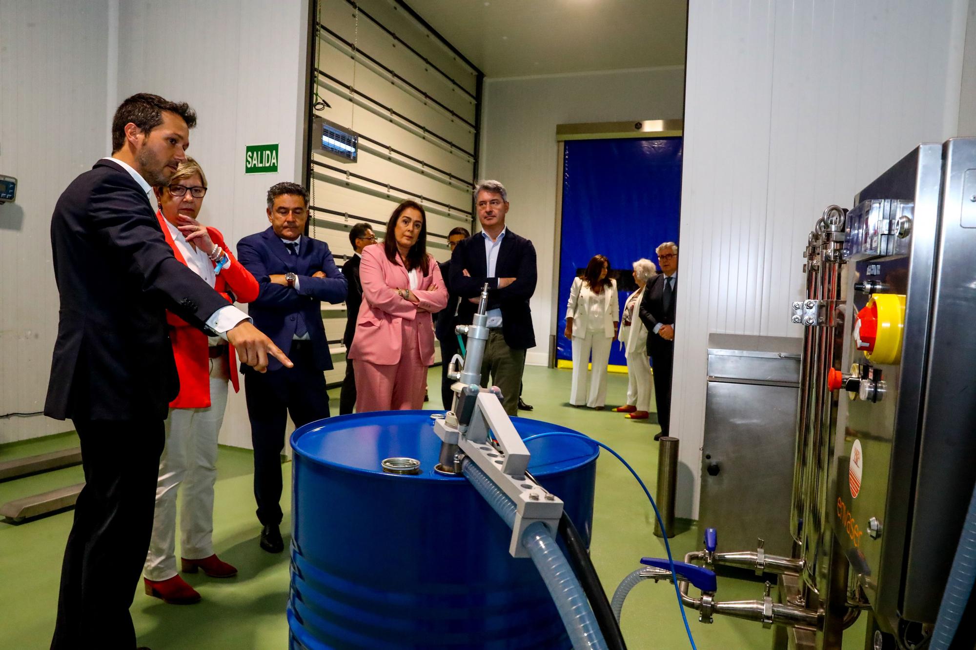 Así se presentó en O Grove la planta de producción de aceite de atún que se enviará a Japón.