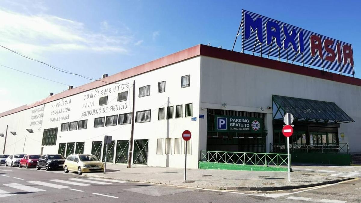 El Maxi Asia, situado junto al Centro Comercial Los Patios, en el entorno del Palacio de los Deportes Martín Carpena.
