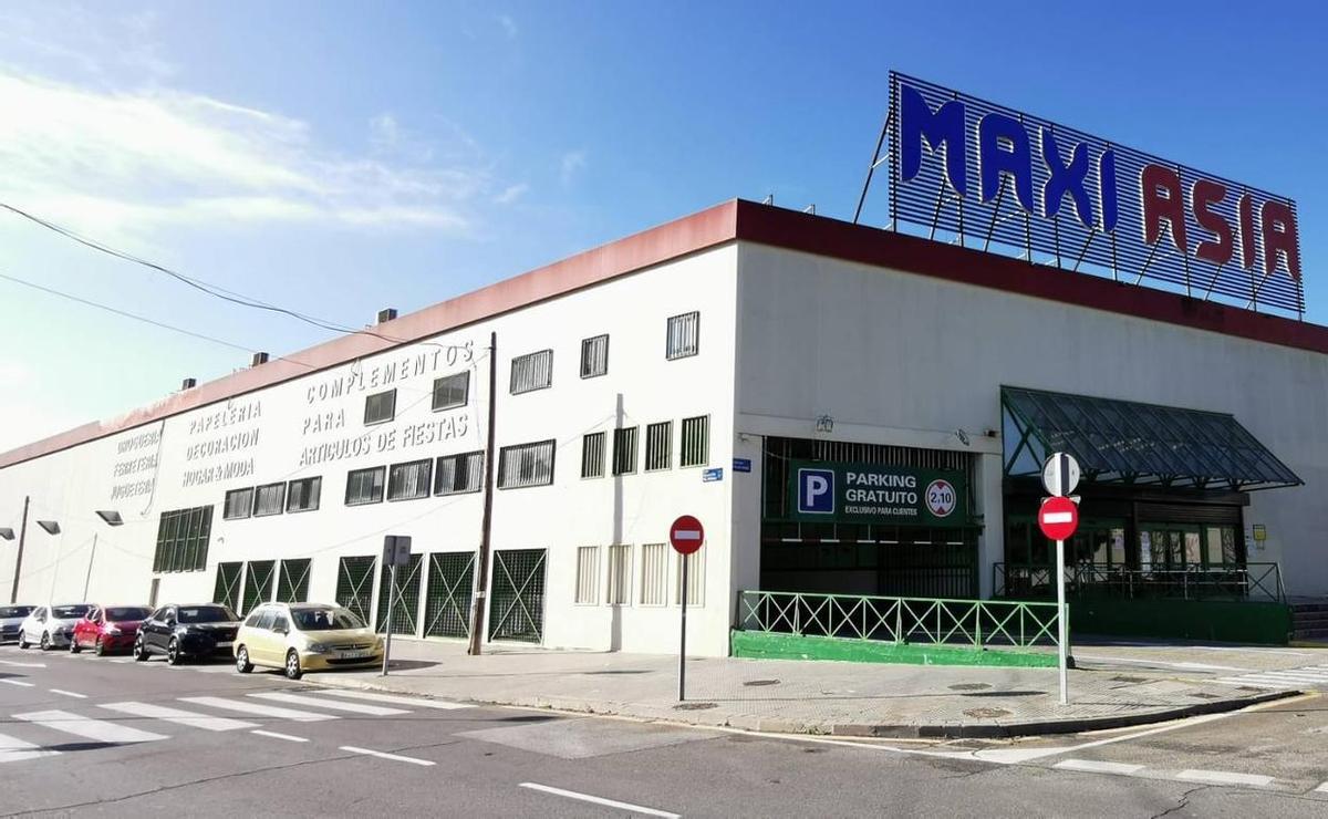 El Maxi Asia, situado junto al Centro Comercial Los Patios, en el entorno del Palacio de los Deportes Martín Carpena.
