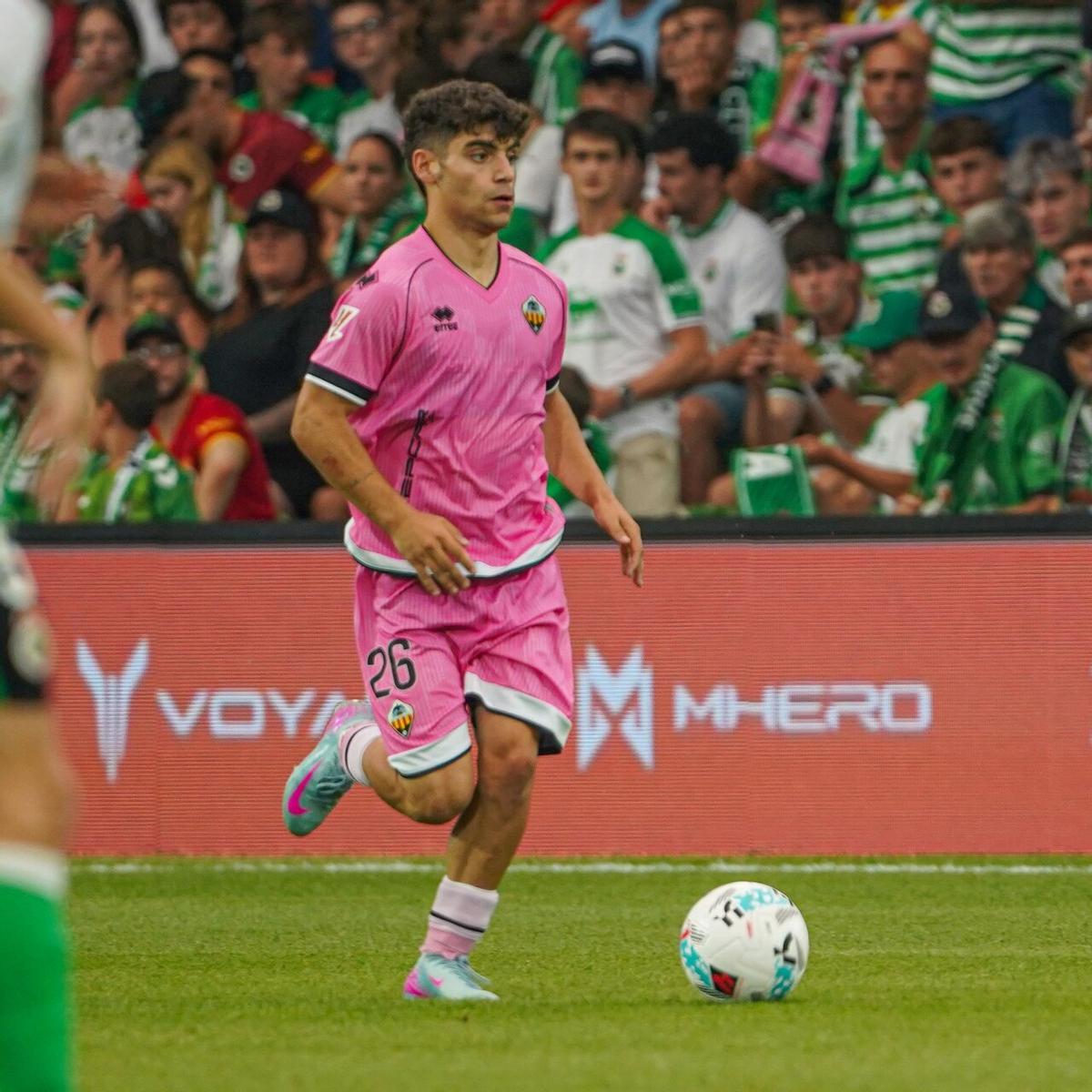 Tincho controla un balón en un encuentro con el Castellón