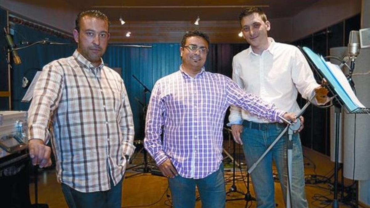 Grabación del CD 8 José María González, Carlos Díaz y Juan José Merino, la semana pasada, en unos estudios de Esplugues de Llobregat.