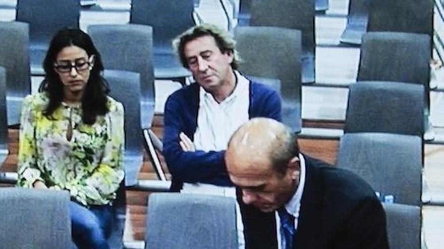 Fotografía tomada desde una de las pantallas de la sala de prensa de la Audiencia Provincial de Málaga, donde el exalcalde de Marbella Julian Muñoz (i) es ayudado por el abogado y expresidente del Sevilla F.C, José María del Nido, a retirar la silla para que pueda sentarse en su turno de palabra en la última sesión del juicio por el caso Fergocon, donde ha pedido perdón a los ciudadanos de esta ciudad y a la sociedad en general y ha asegurado que se arrepiente de los delitos cometidos.