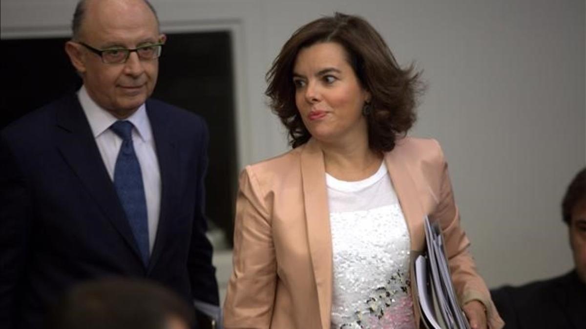 Soraya Sáenz de Santamaría y Cristóbal Montoro en la rueda de prensa posterior a la reunión del Consejo de Ministros