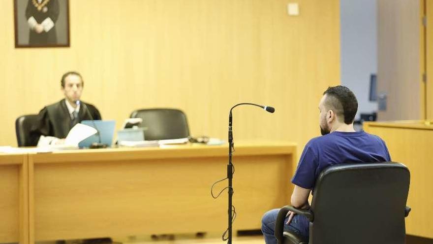 El acusado de cometer un agresión homófoba, ayer, en el Juzgado de Gijón.