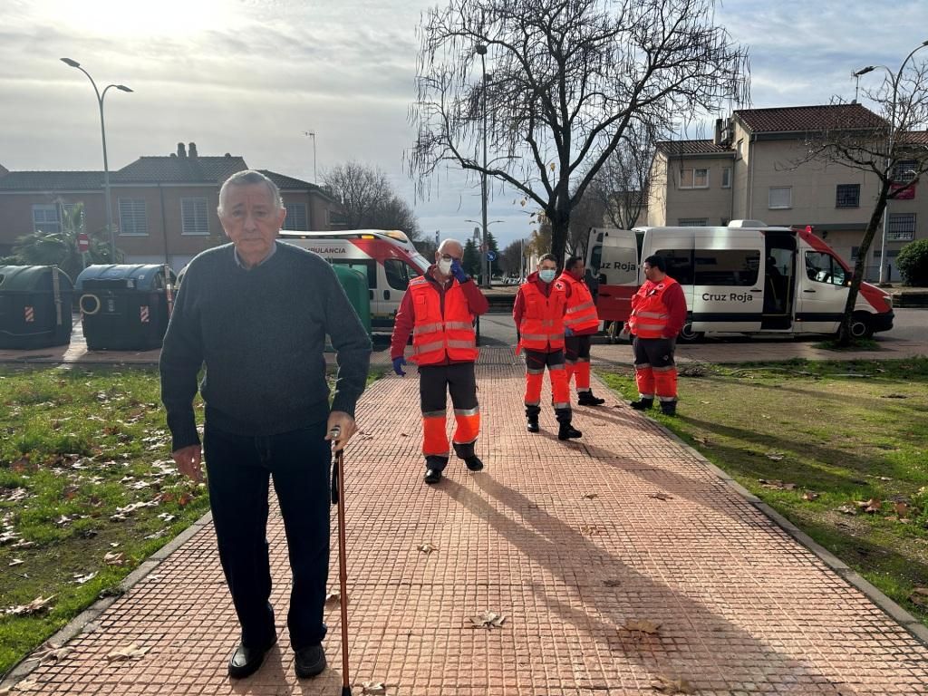 Antonio García vuelve a la residencia después de votar, ayudado por Cruz Roja.