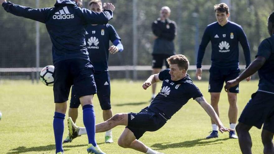 Mossa se lanza al suelo en un rondo con Rocha, Valentini, Hidi y Yeboah, ayer en El Requexón.