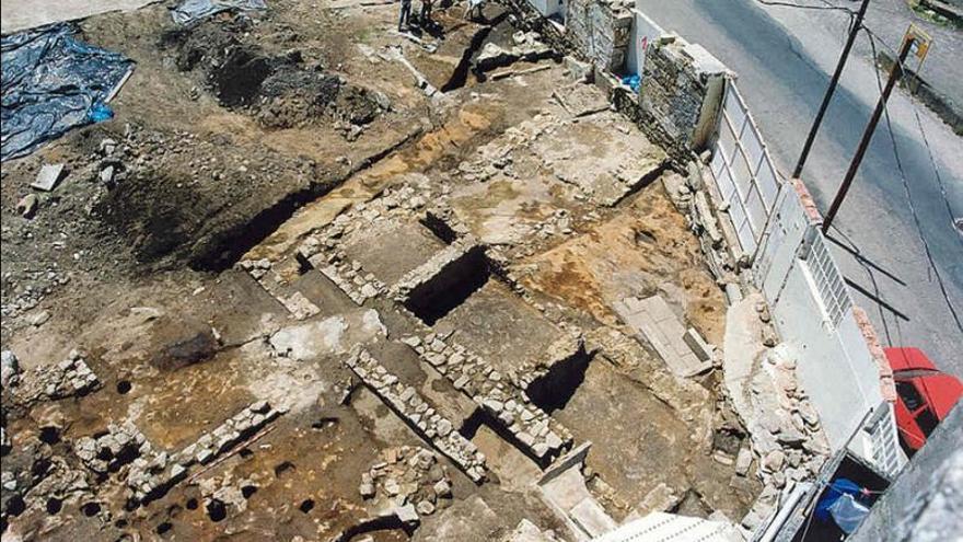 Una imagen de las excavaciones del año 2000 en Pescadoira, justo al lado de la Avenida Montero Ríos. | // F.D.