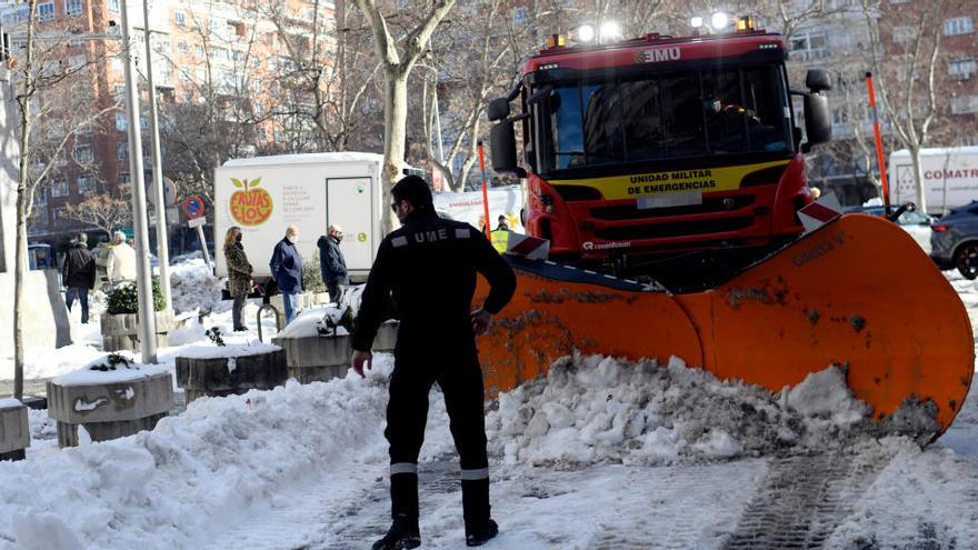 Una excavadora y un militar trabajan en la limpieza tras el temporal Filomena.