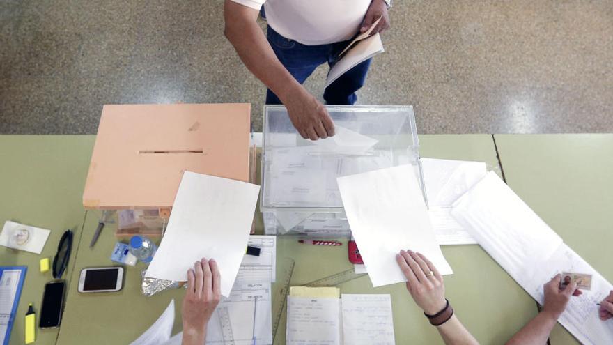 Un ciudadano vota en las elecciones generales del 2016