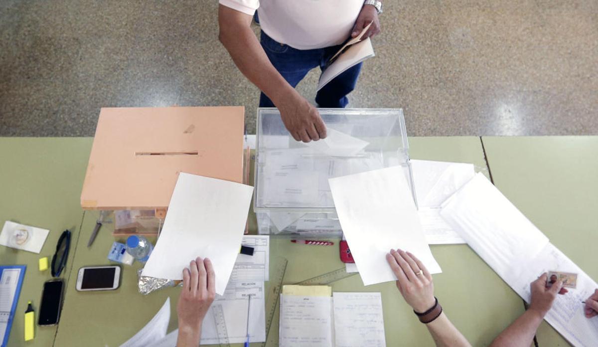 Un ciudadano vota en las elecciones generales del 2016