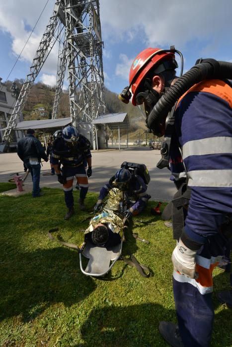 Simulacro de rescate en un accidente en el pozo San Luis del Ecomuseo de Samuño