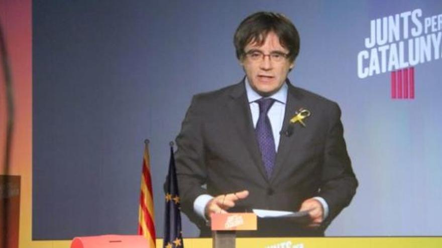 Puigdemont, als míting per videoconferència.