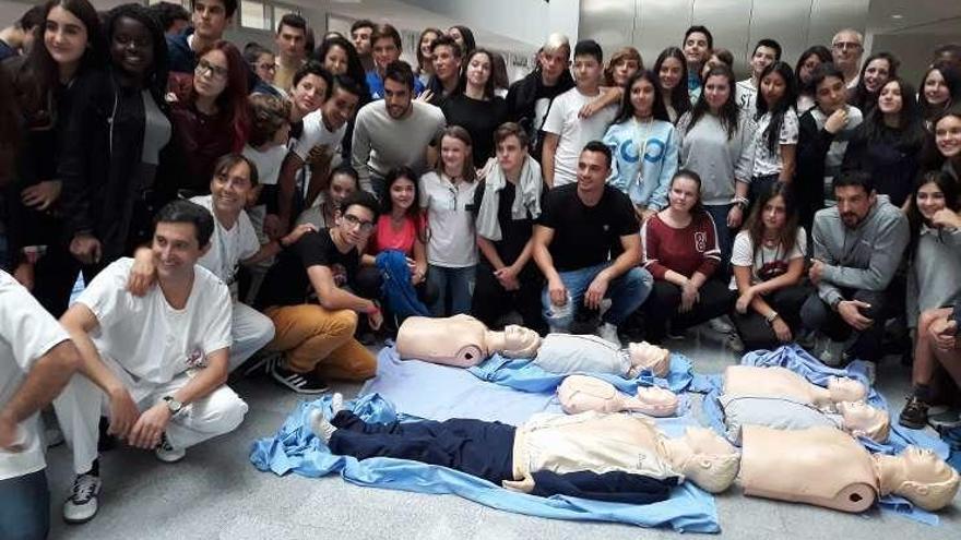 Los jugadores y los alumnos, tras el acto de ayer.