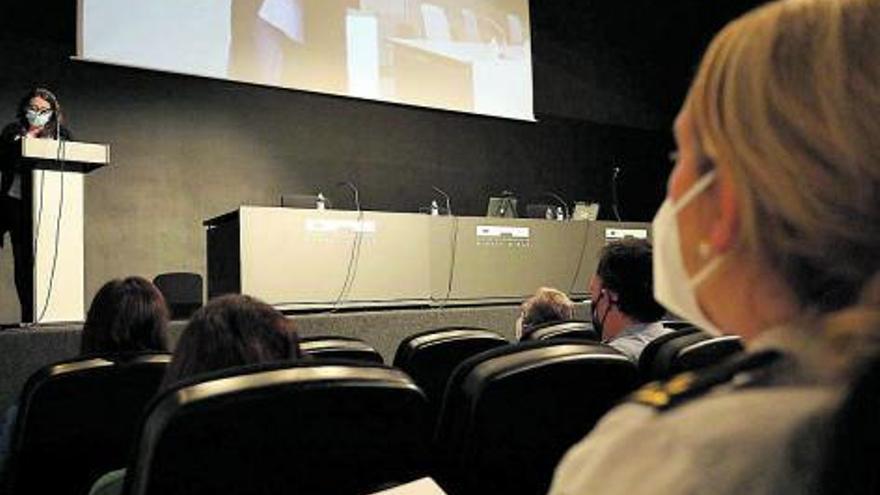 Un par de instantes de la inauguración, en la tarde de ayer, del I Congreso Internacional contra la Violencia Digital, que se prolongará hasta hoy en Elche. | ANTONIO AMORÓS